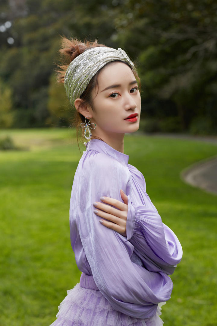仙剑三花楹扮演者郭晓婷紫色连衣裙美女户外踏青写真图片