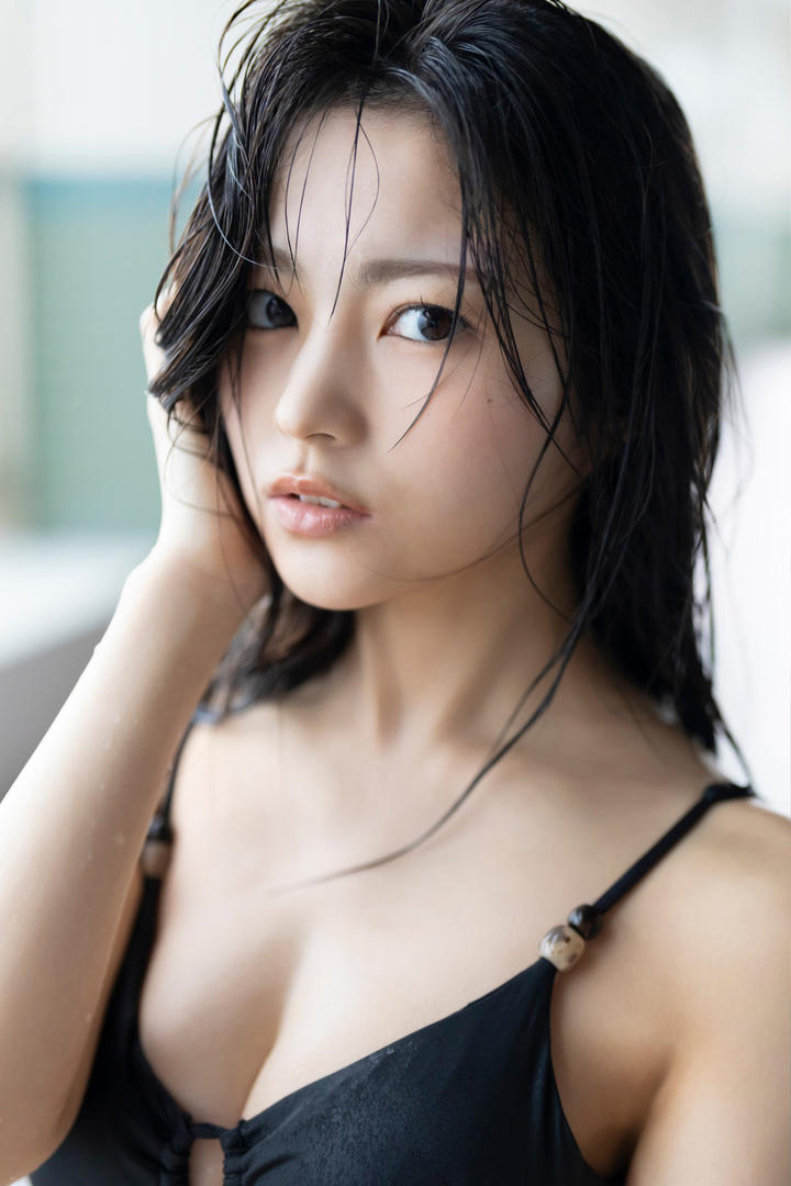 日本高清泳装美女湿身诱惑写真图片