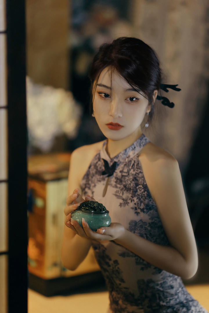 手捧香炉的古典气质旗袍美女艺术写真图片