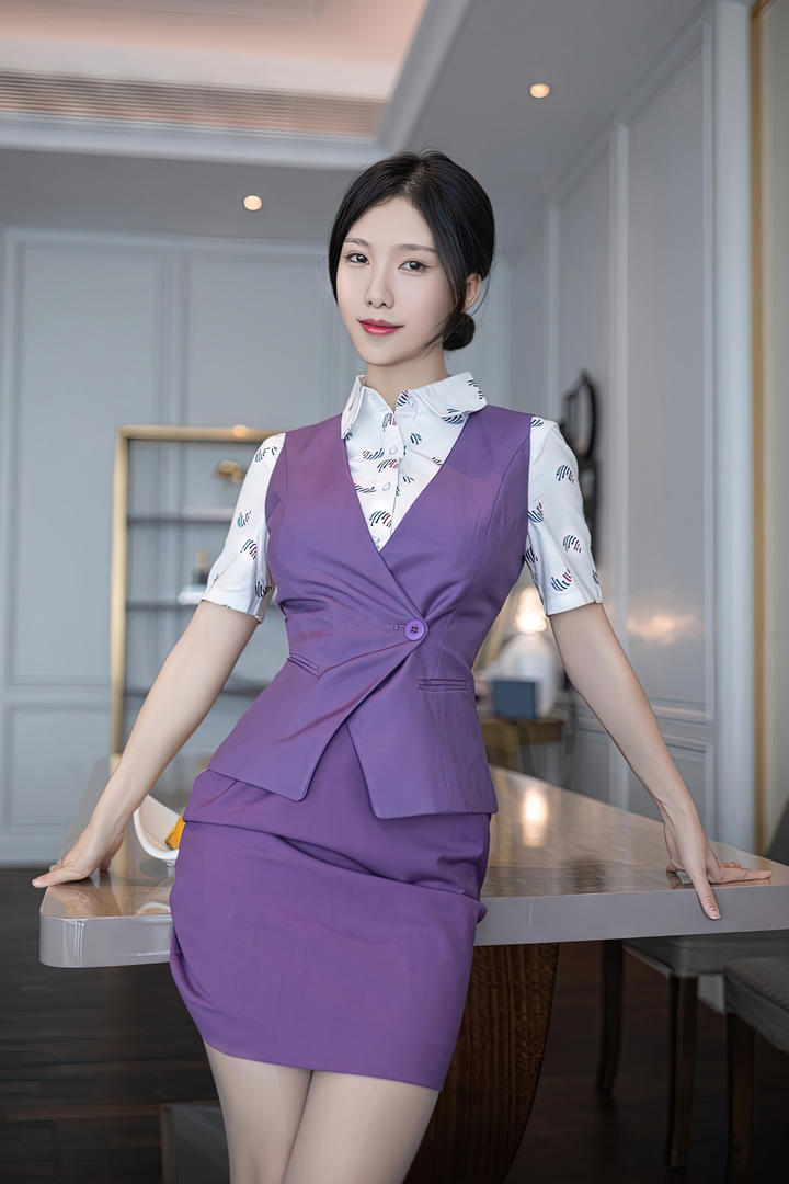 秀人网国产精品性感空姐美女超短裙私拍套图下载