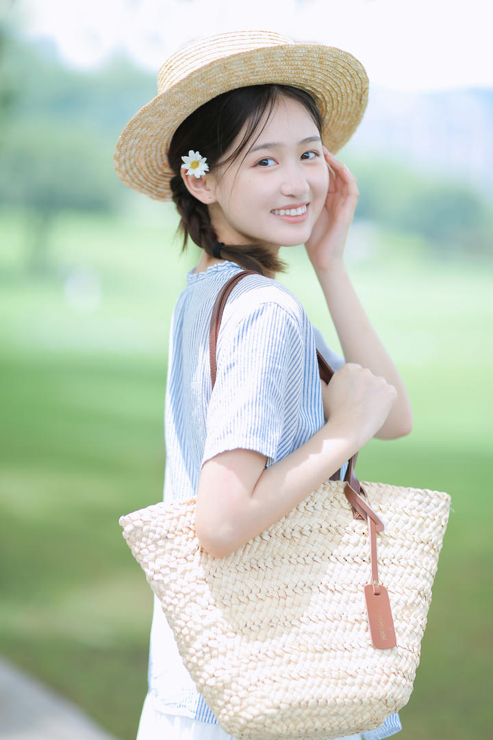 回眸一笑的清纯可爱女孩4K美女壁纸图片