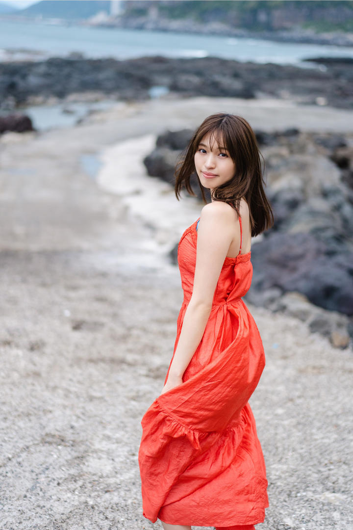 火红长裙加勒比日本女优美女图片