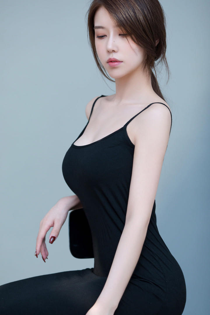 穿着黑色性感吊带的气质美女写真图片