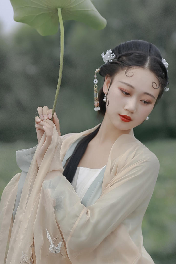 高清唯美举着荷叶的古装美女人体艺术摄影图片