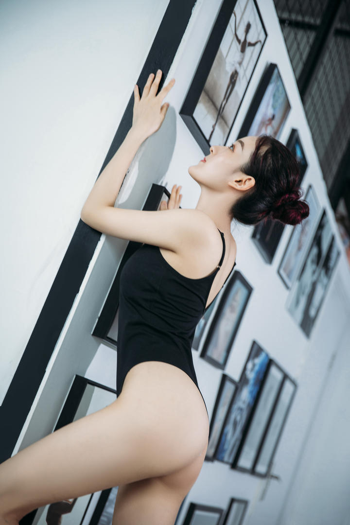趴在墙上的翘臀美女艺术雨琪写真图片