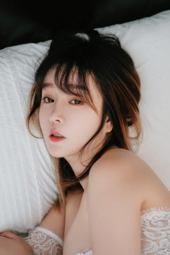 躺在床上的高清性感女神高清特写图片