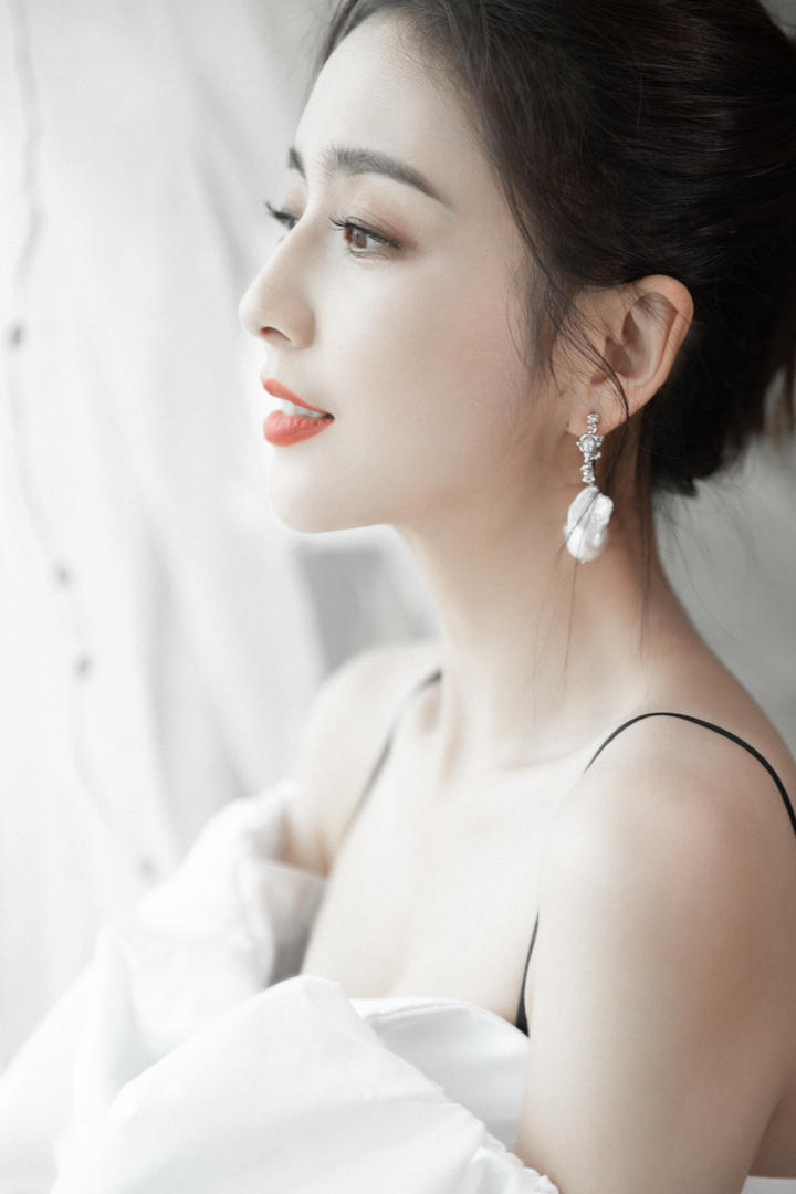 中国美女明星佟丽娅简约时尚纯白蝴蝶结连衣裙穿搭仙气十足写真图片