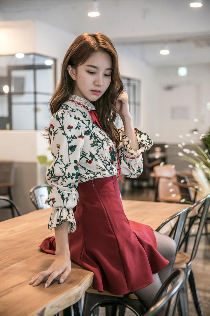 坐在桌子上的高清极品短裙女神金孝轩图片