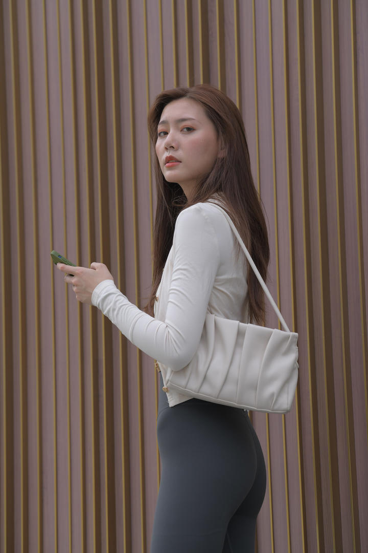 3A街拍翘臀美女紧身裤图片