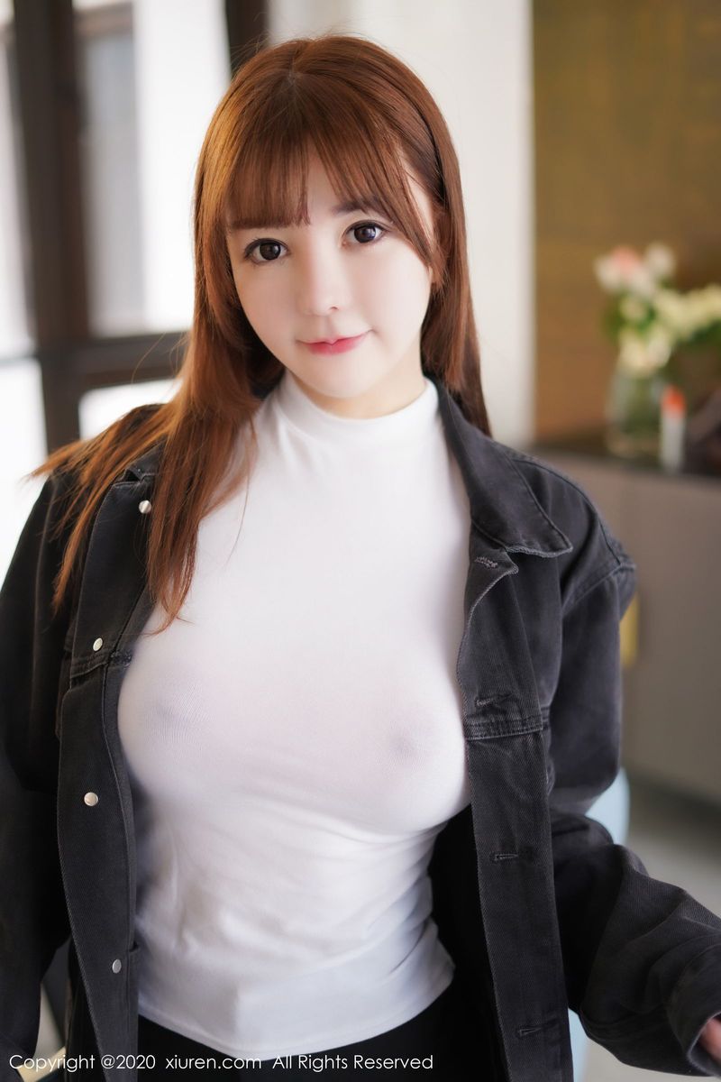 秀人网新人模特UU酱童颜巨乳黑色外套系列甜美可人激凸写真