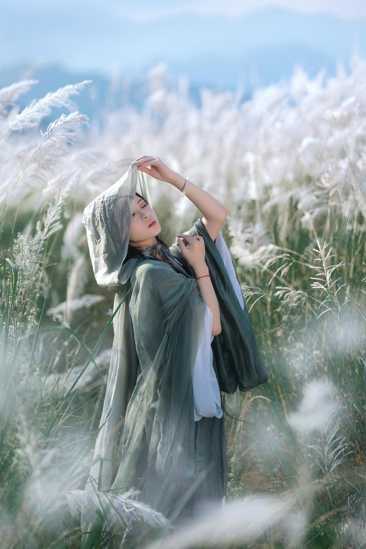 荒野中的古典汉服美女个人艺术照摄影图片大全