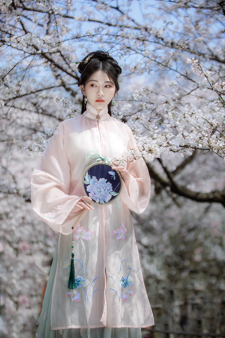 面若桃花的高清唯美古装美女古风摄影写真图片
