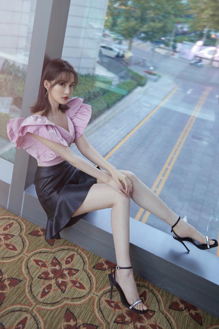 李沁紫罗兰皮裙写真图片