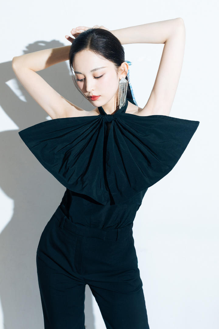 新疆美女明星古力娜扎拍时尚杂志封面图片