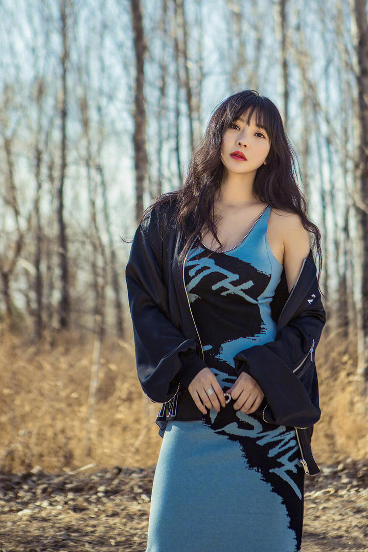 户外性感女星柳岩写真图片