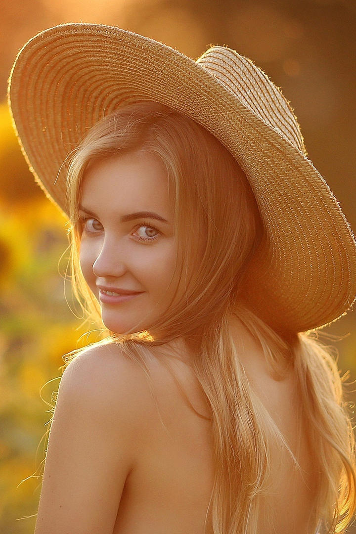 高清唯美戴着帽子的欧美美女图片