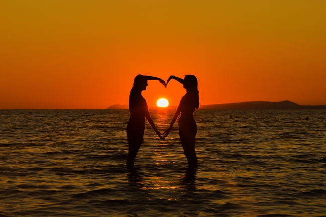 黄昏大海情侣浪漫剪影图片