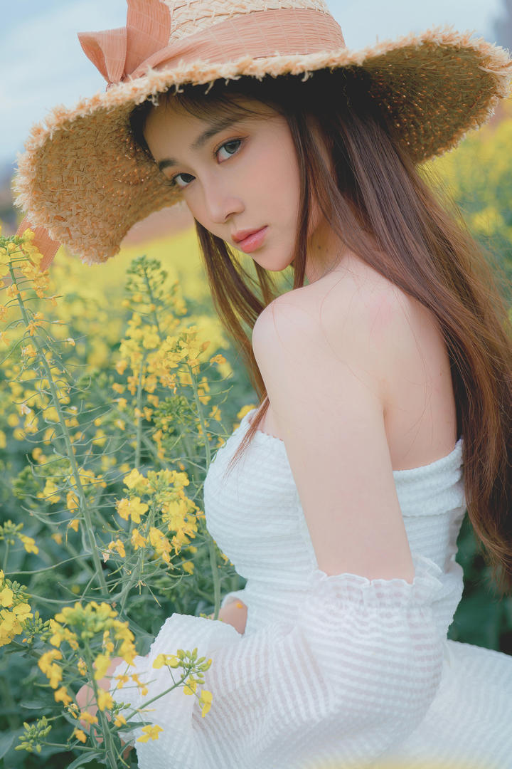 国产白嫩香肩美女主播油菜花田摄影写真图片