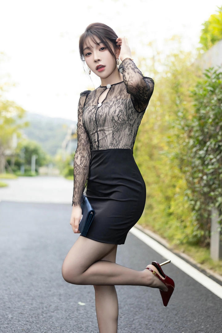凹凸有致的性感美女秘书徐莉芝美女写真图片