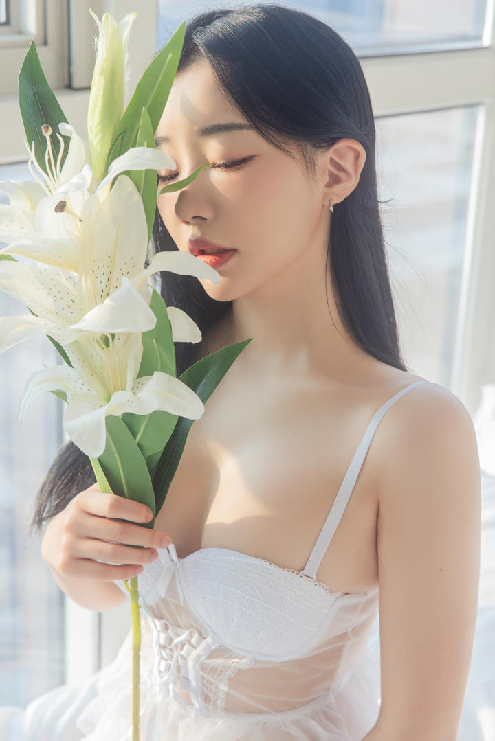 手捧鲜花的清纯性感女生婚纱照摄影图片