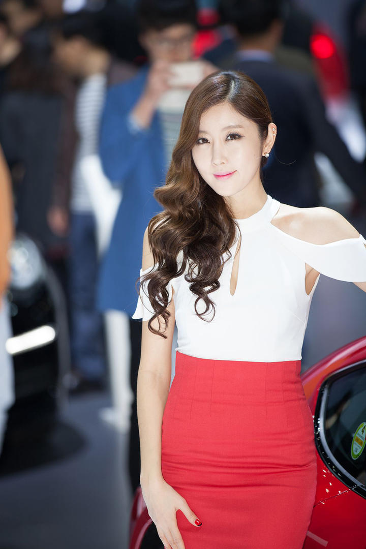 靠在车上的韩国极品车模美女