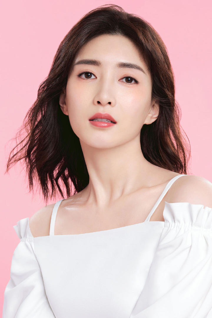 胡歌的前女友江疏影潇洒短发女明星写真图片