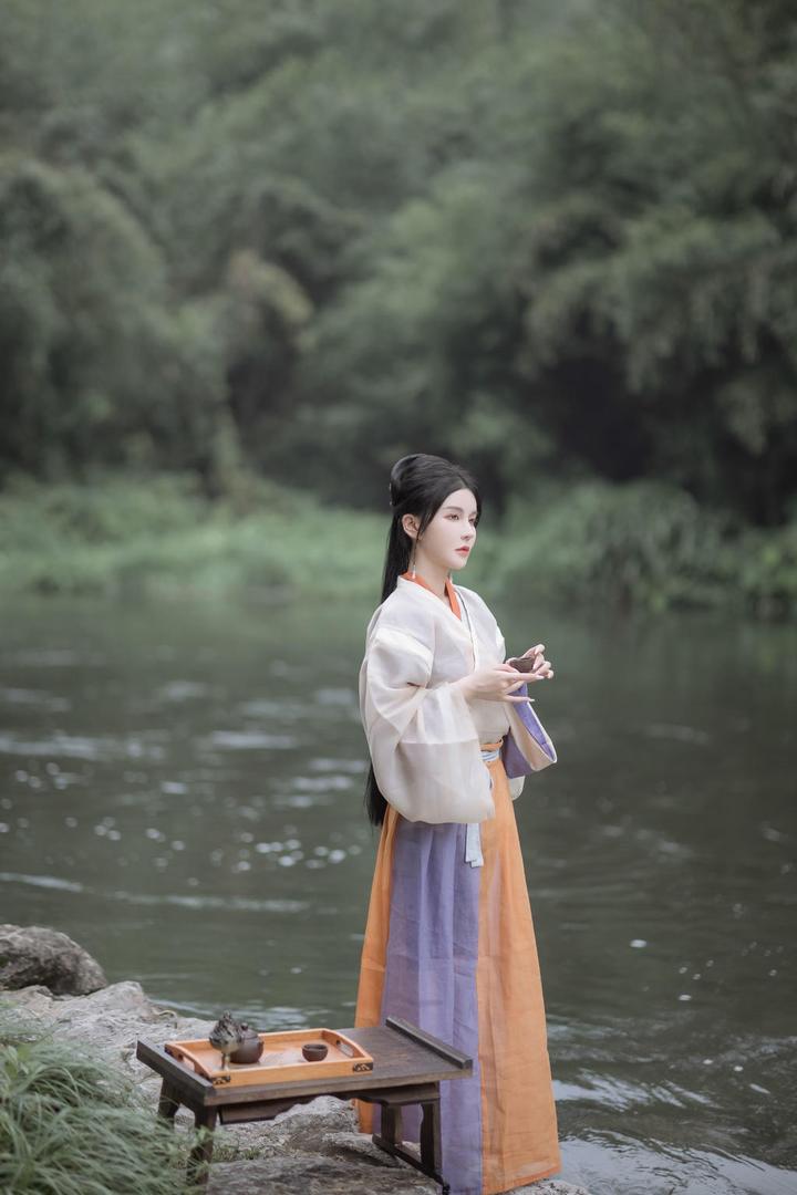 站在小溪边的唯美古典美女艺术图片