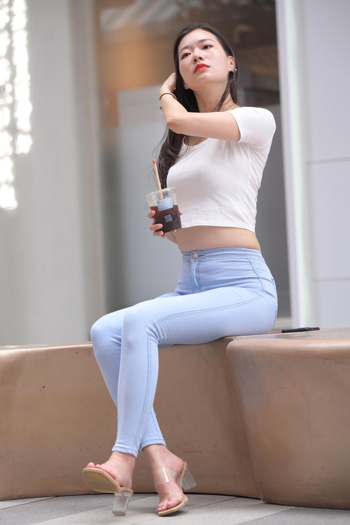 国内精品街拍牛仔紧身裤韵味御姐美女图片