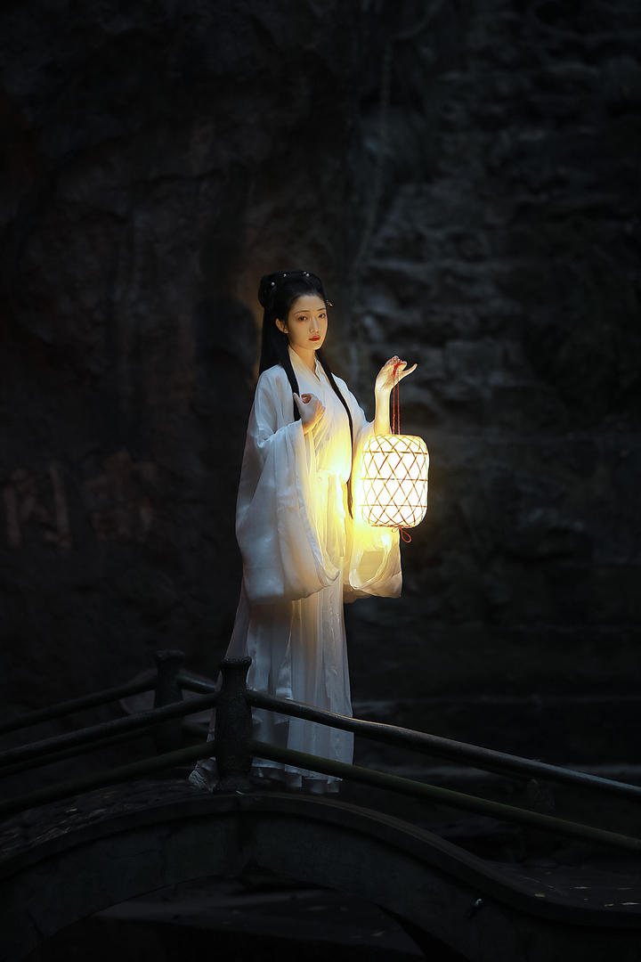 夜幕下的白衣古装汉服美女意境摄影图片