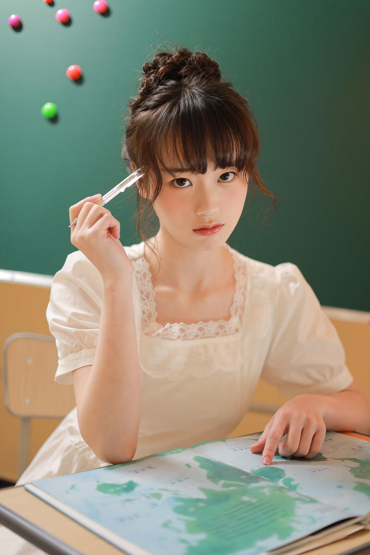 教室里思考的甜美女孩柚子写真图片