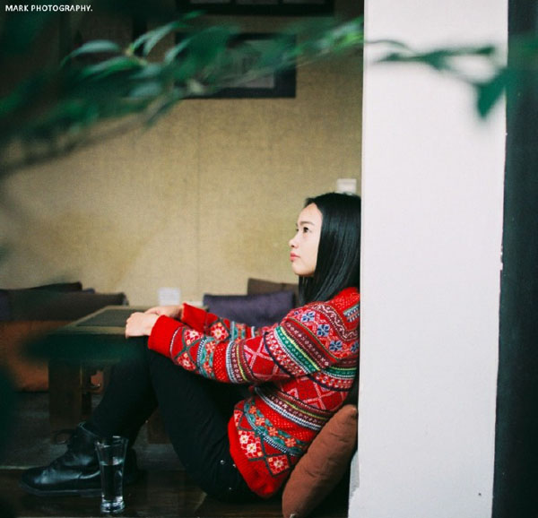 红色毛衣的唯美小可爱