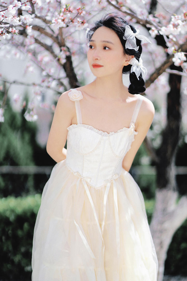 亚洲甜美少女户外踏青吊带公主裙穿搭写真图片