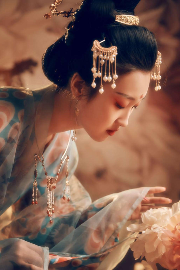 赏花的高清古装美女侧脸人像艺术写真图片