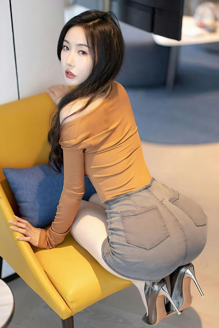 艺校大学生美女翘臀个人艺术照写真图片