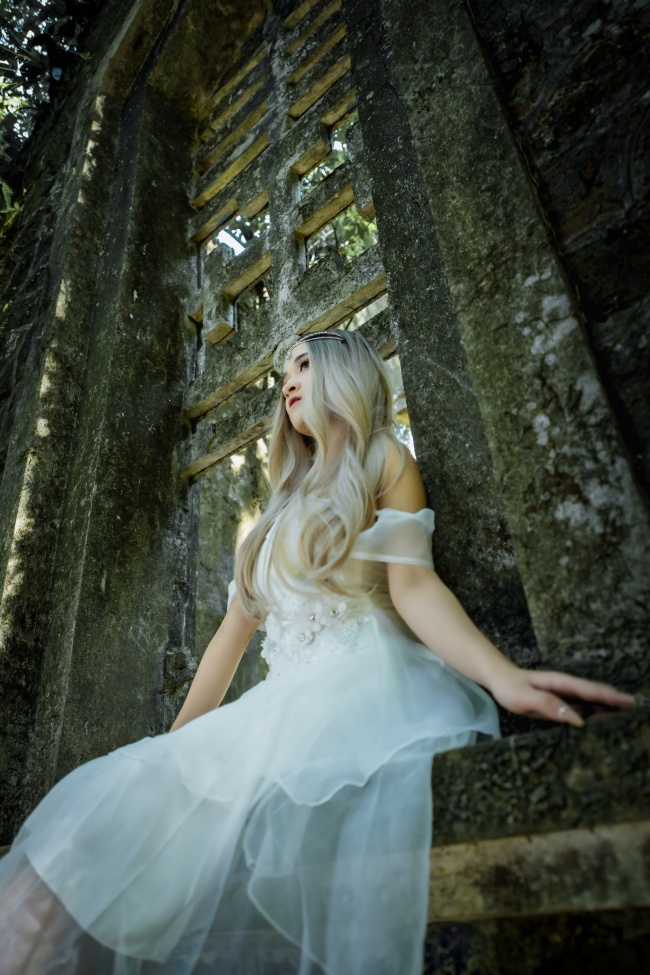 创意意境美女婚纱写真图片