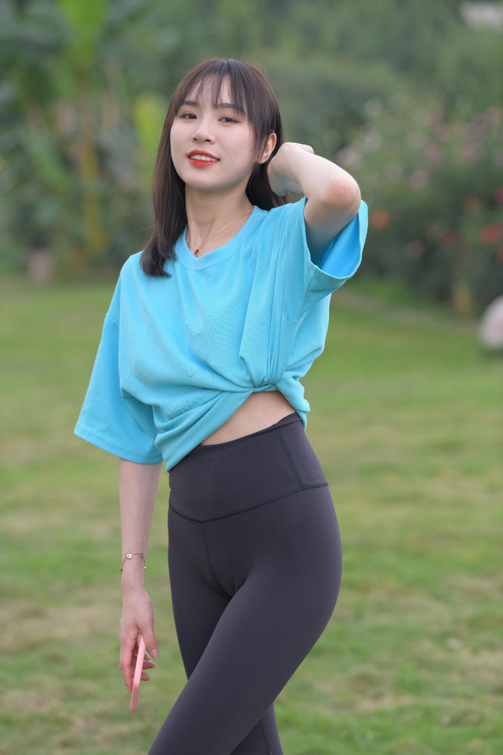 国内清纯时尚的紧身裤美女街拍照片