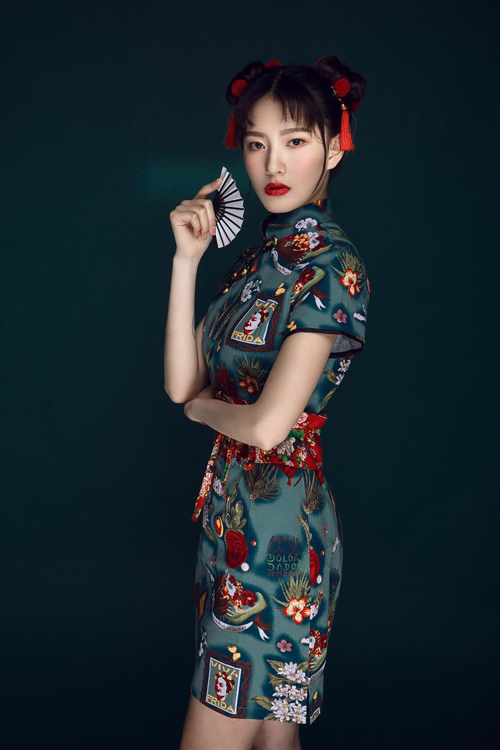 穿着新中式旗袍的国潮美女艺术写真图片