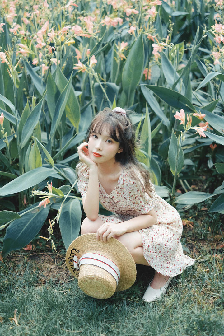 蹲在草地上的碎花洋裙可爱女生头像唯美女生图片