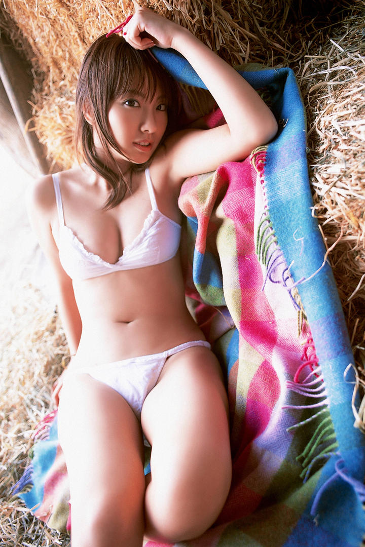 丰腴饱满的日本泳装美女性感写真图片