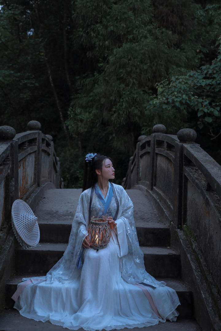 坐在桥上的古装美女摄影图片