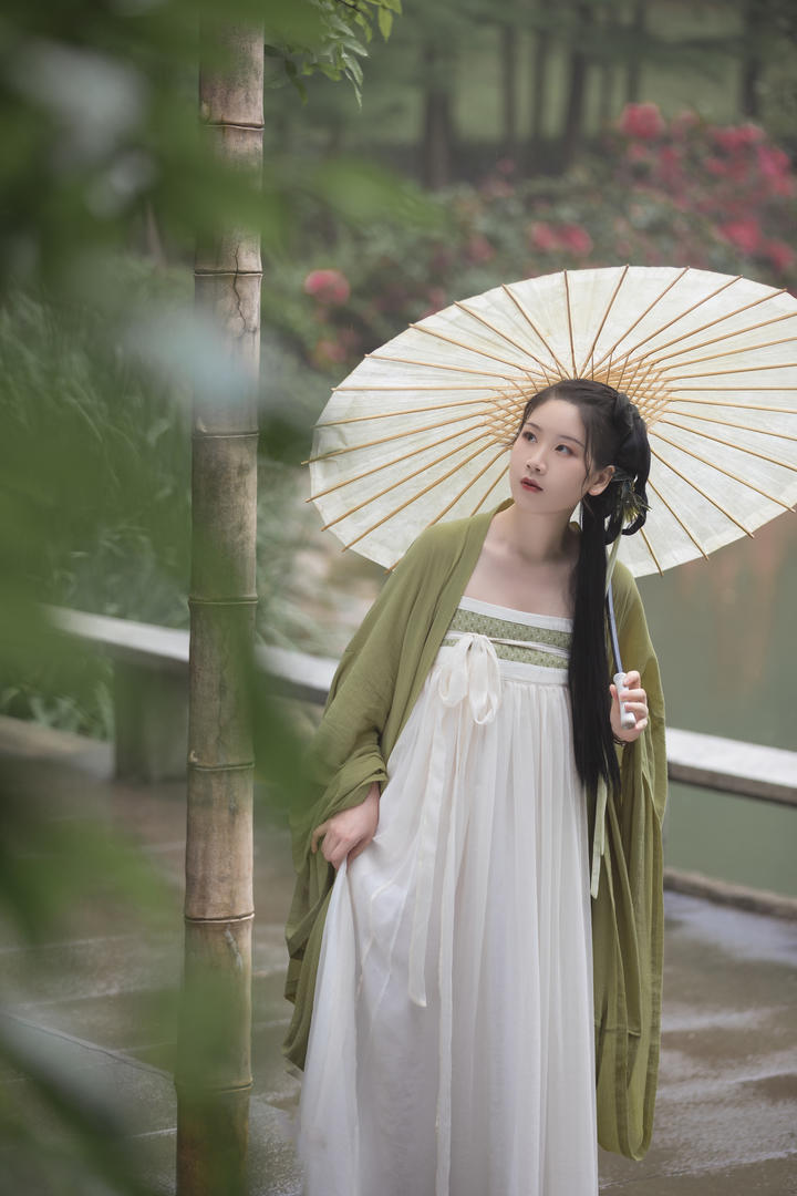打着伞的清纯古装汉服美女唯美写真图片