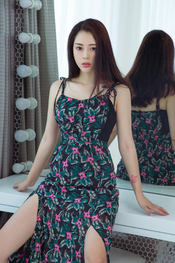 坐在镜子上的高清旗袍美女图片