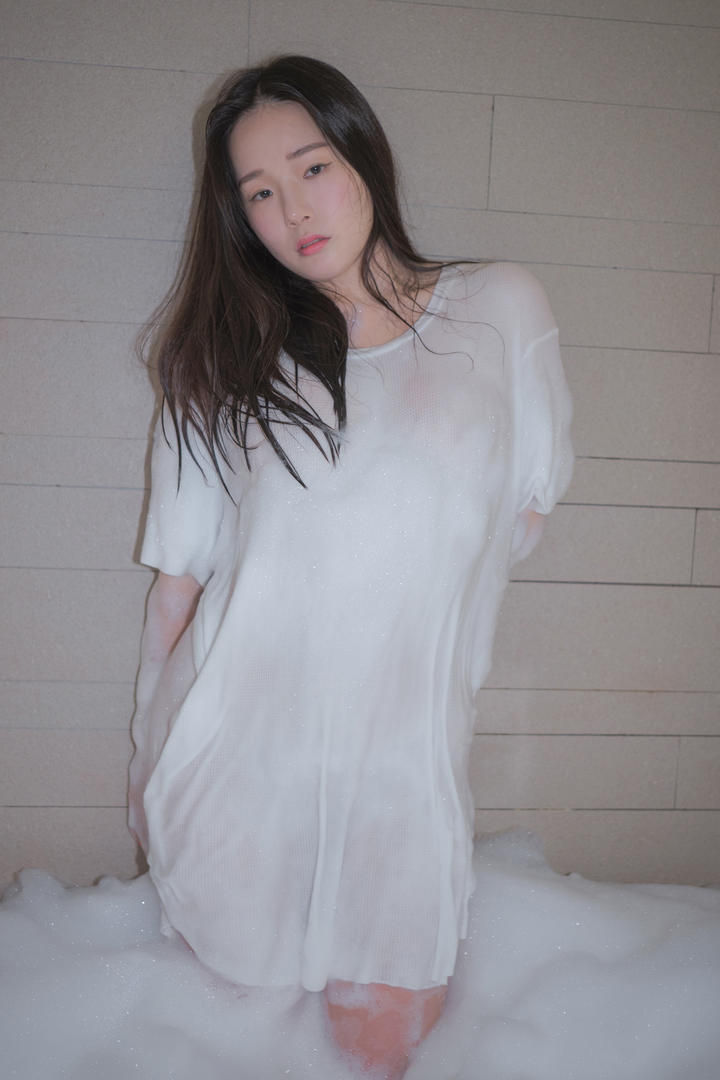 洗泡泡浴的韩国美女浴室洗澡自拍图片