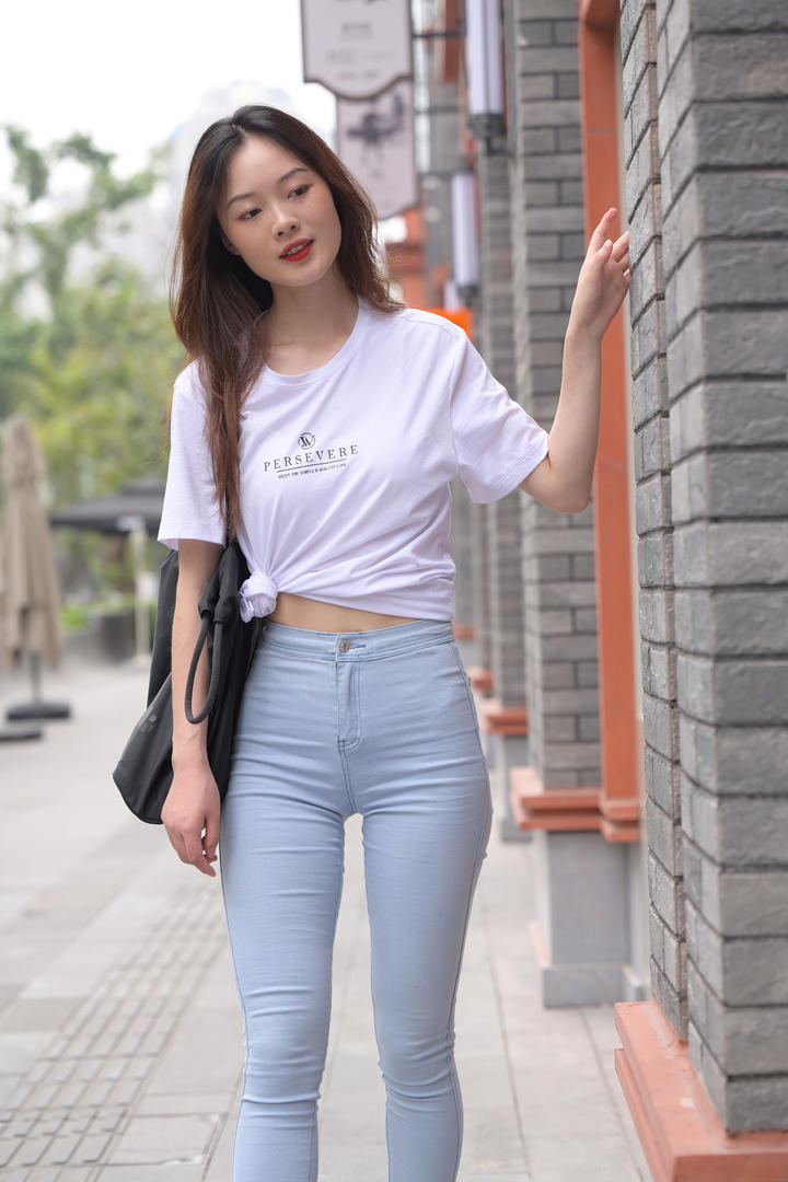 日韩街拍时尚紧身裤美女图片专区