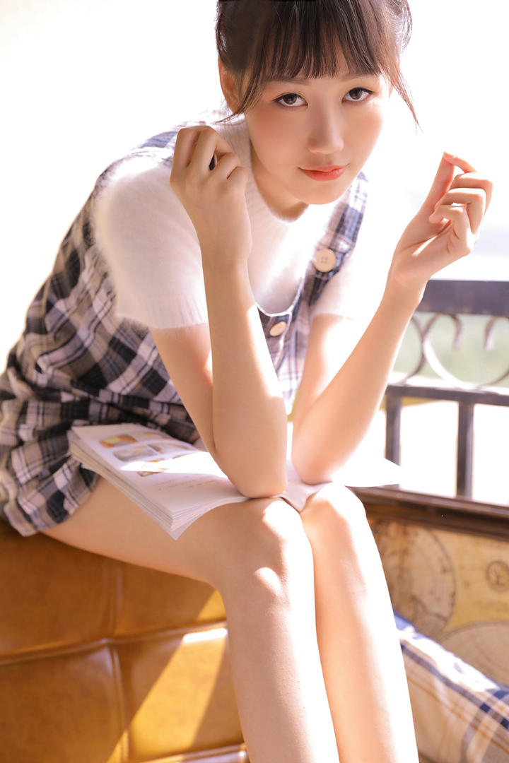 坐在阳台上晒太阳的齐刘海发型美女图片