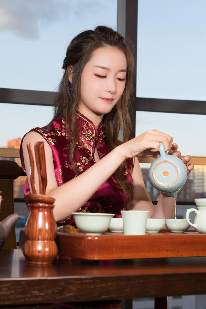 泡茶的高清古典旗袍美女图片