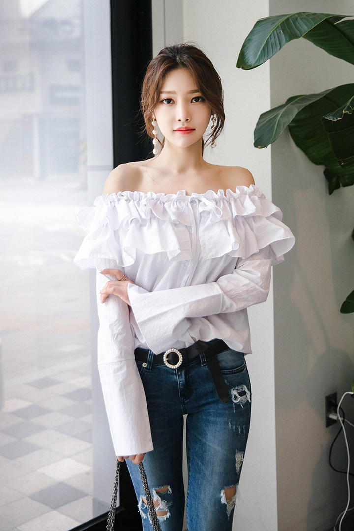 穿着牛仔裤的韩国气质美女朴正允图片