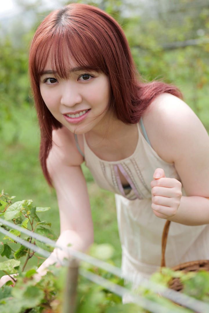 国产亚洲日产红头发美女户外写真图片
