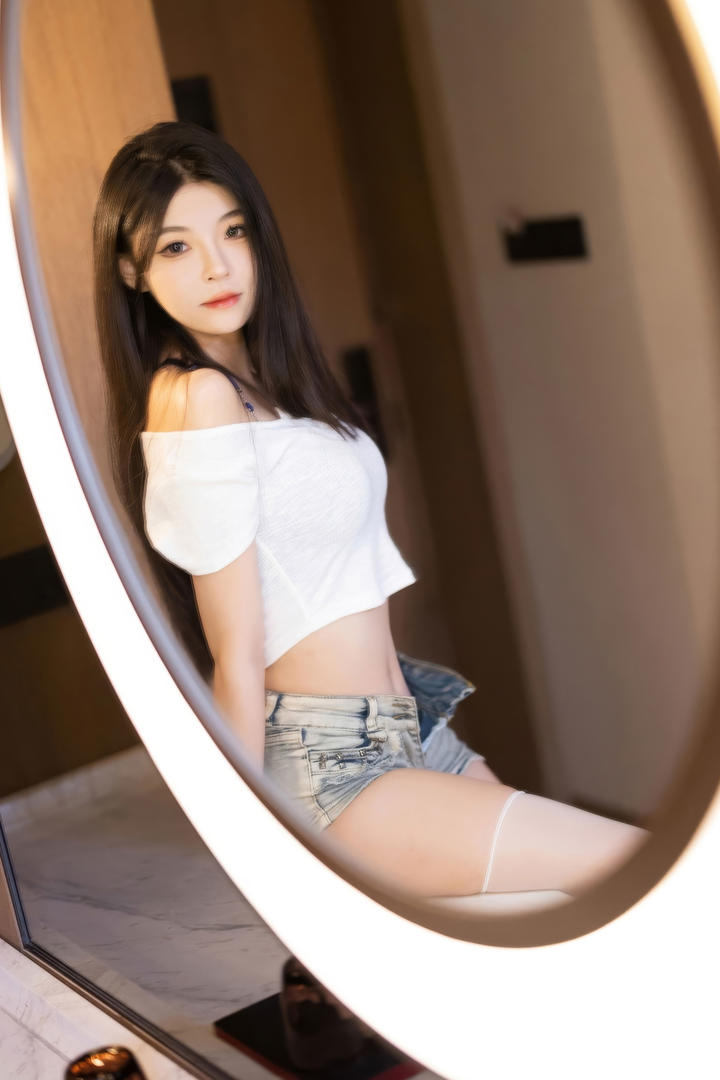 国产性感细腰美女网红主播私生活图片