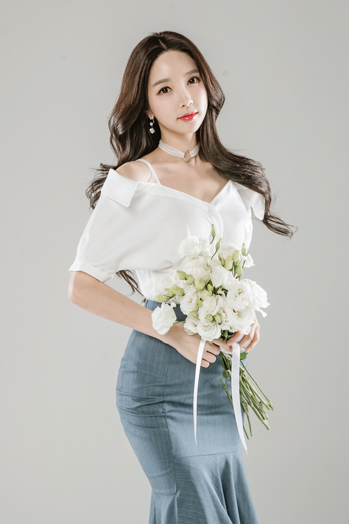 拿着花束的极品韩国美女朴秀妍写真